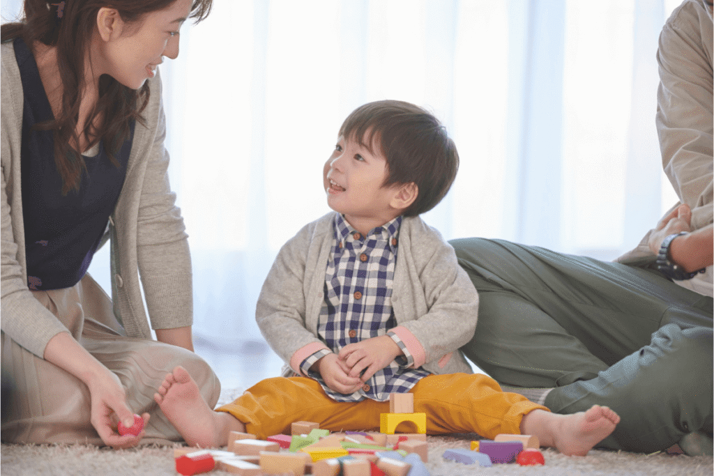 親子が一緒に英語を学ぶ様子