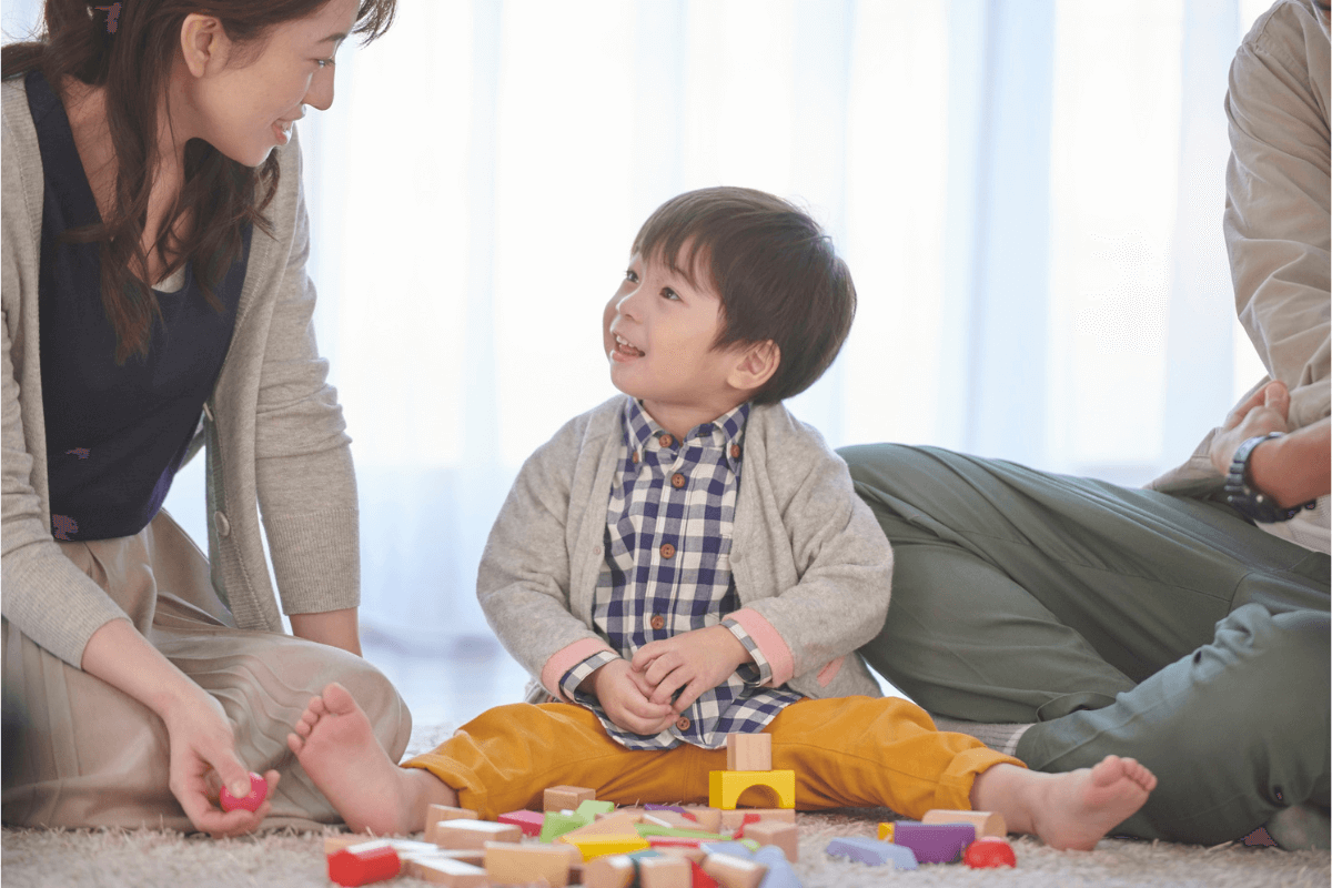 親子が一緒に英語を学ぶ様子