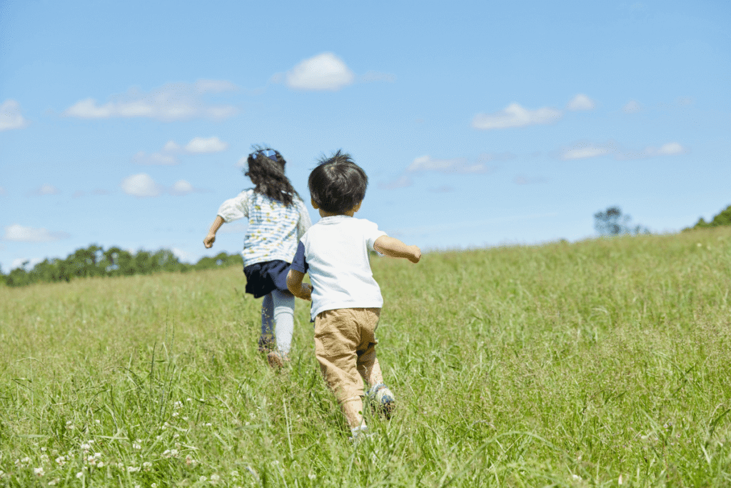公園で子どもが遊ぶ様子