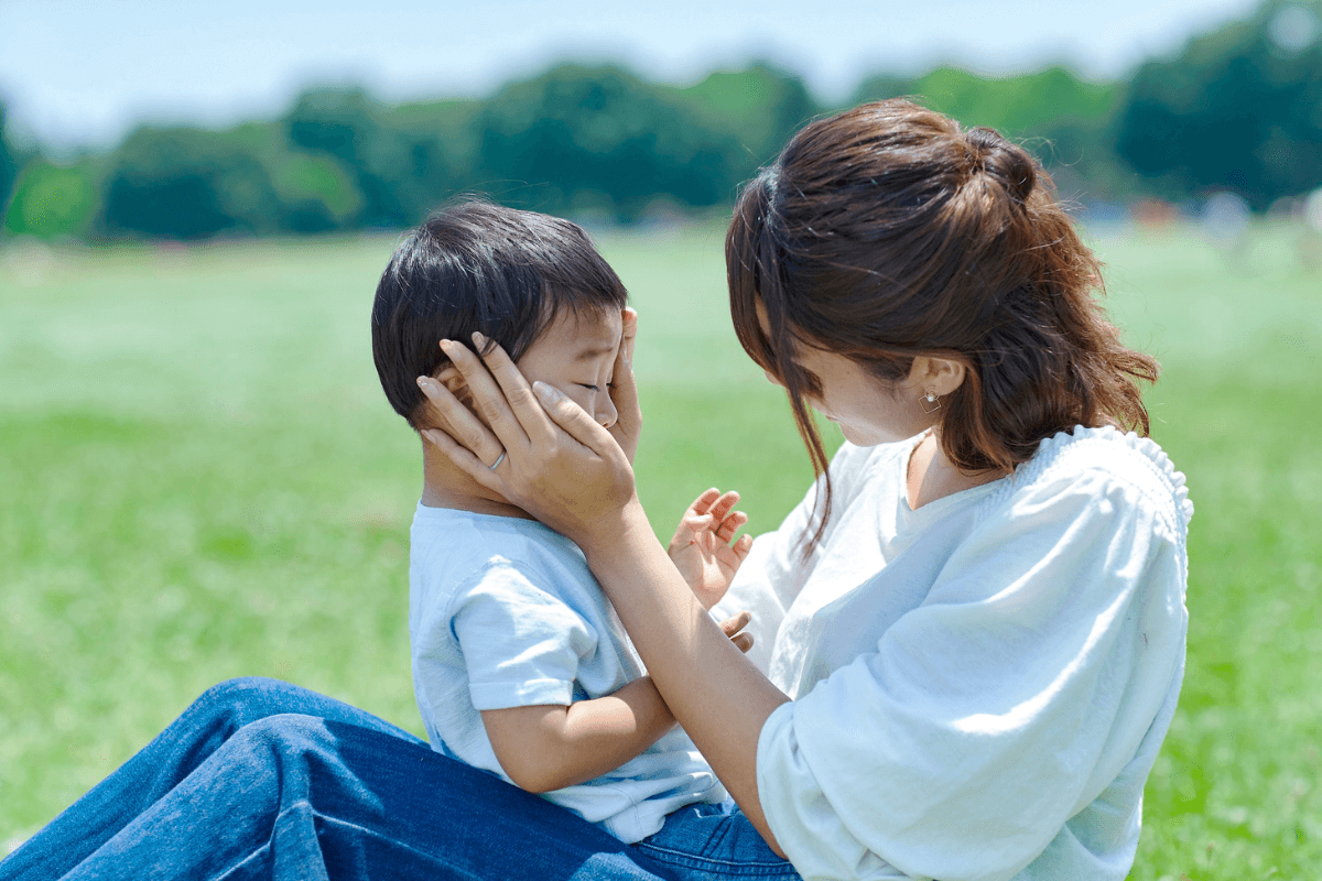 英語フレーズを使って子どもの感情コントロールを試みる様子