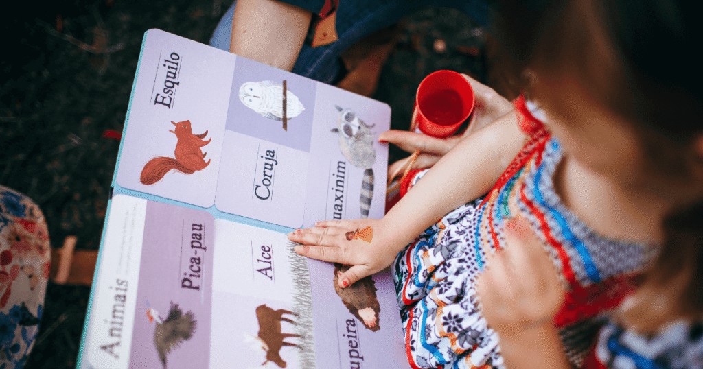 1歳児が英語絵本を読んでいる様子。