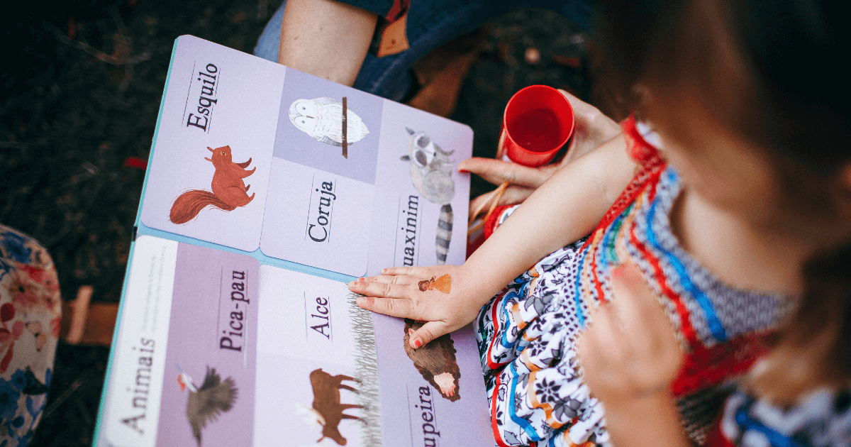 1歳児が英語絵本を読んでいる様子。