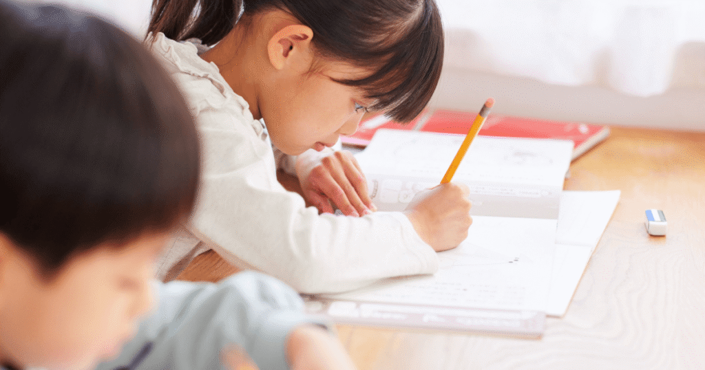 英語教育と母国語の関係性のイメージ