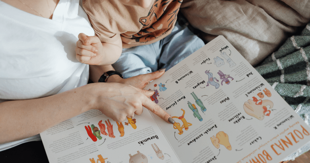 2歳児が英語絵本を読んでいる様子